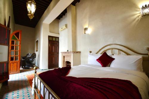 En eller flere senge i et værelse på Riad Sarasvati