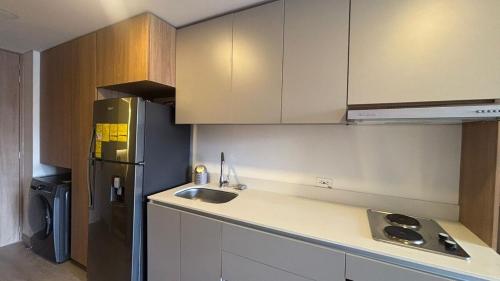 a kitchen with a sink and a refrigerator at Apartaestudio en Chía in Chía