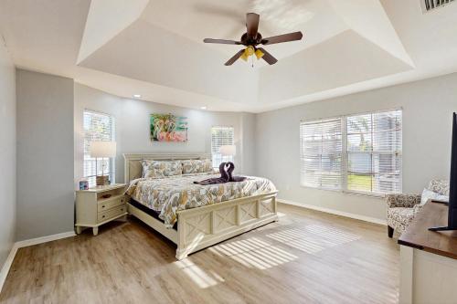 ein Schlafzimmer mit einem Bett und einem Deckenventilator in der Unterkunft Coral Palm Villa in Cape Coral