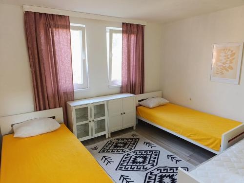 En eller flere senge i et værelse på VA vikendica Dvojka