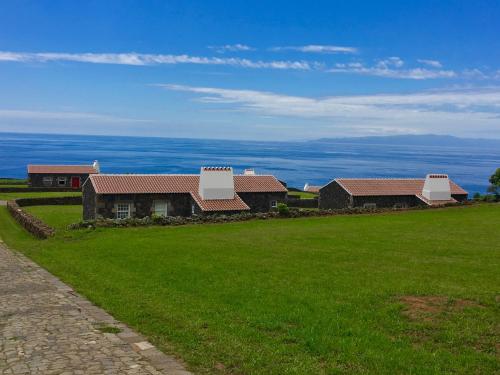 a house sitting on top of a lush green field at Pico da Vigia in Santa Bárbara