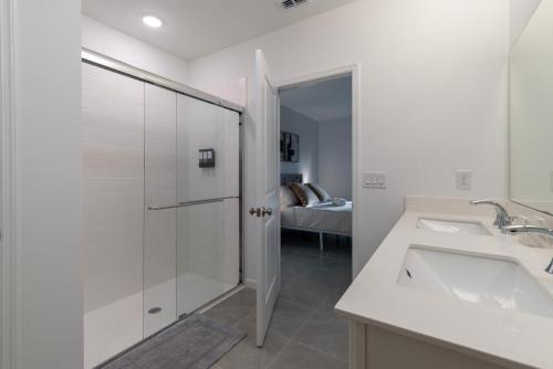 Ένα μπάνιο στο Cozy Modern 3BR Retreat