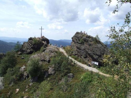 a cross on the top of a mountain with a trail at Ferienwohnung im Bayerischen Wald mit Balkon in Drachselsried