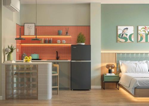 Una cocina y un dormitorio con una cama y un escritorio. en Mik Stay, en Da Nang