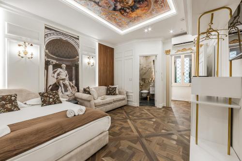ein Schlafzimmer mit einem großen Bett und ein Wohnzimmer in der Unterkunft La Bella Trevi in Rom