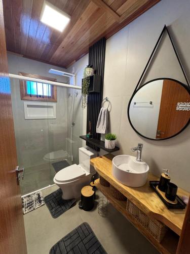 a bathroom with a sink and a mirror at Casa de Temporada Vó Laura in Urubici