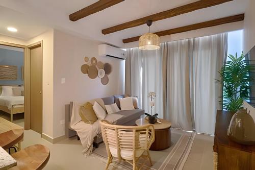 プンタ・カナにあるCozy 1Bdrm Apt. @ 10mins from Punta Cana beachesのソファとテーブルのあるリビングルーム
