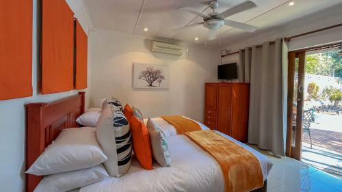 Cama o camas de una habitación en Umhlanga Self Catering Guest House