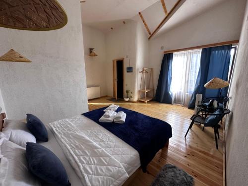 Una cama o camas en una habitación de "White House Nakani" - Guesthouse near the centre