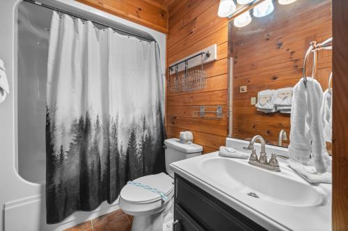 un bagno con wc, lavandino e doccia di Bear Necessities by American Patriot Getaways a Line Spring