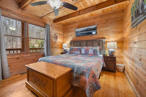 una camera con un letto in una baita di tronchi di Bear Necessities by American Patriot Getaways a Line Spring