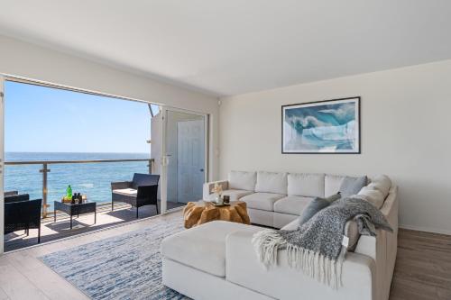 Χώρος καθιστικού στο Big Rock Beach Retreat with Oceanfront Balconies Direct Beach Access Sweeping Sunset Views Pacific Coast Outlook by AvantStay