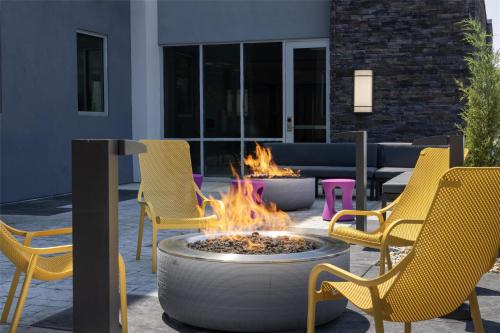 Ruang duduk di Home2 Suites By Hilton Dry Ridge