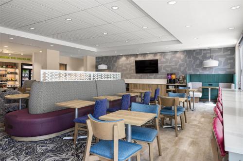 Televisyen dan/atau pusat hiburan di Home2 Suites By Hilton Dry Ridge