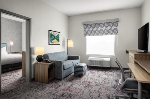 Televisyen dan/atau pusat hiburan di Home2 Suites By Hilton Dry Ridge