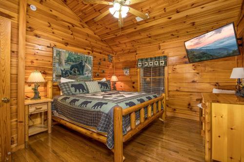 Voodi või voodid majutusasutuse Bearadise Bungalow by American Patriot Getaways toas