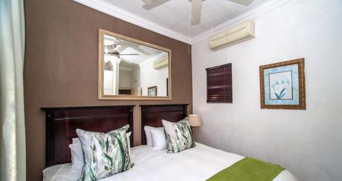Cama o camas de una habitación en Umhlanga Self Catering Guest House