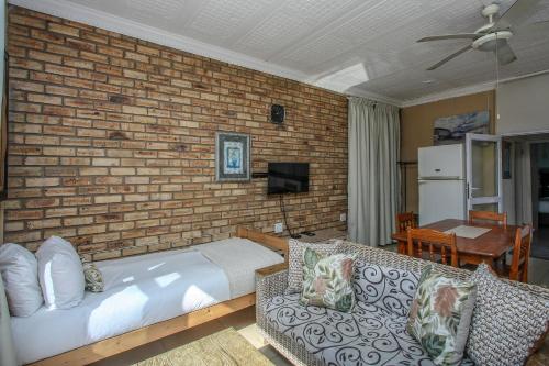 Una televisión o centro de entretenimiento en Umhlanga Self Catering Guest House