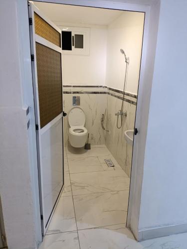 a bathroom with a toilet and a shower at Maison, situé dans une ferme in Boualaïne Tahata