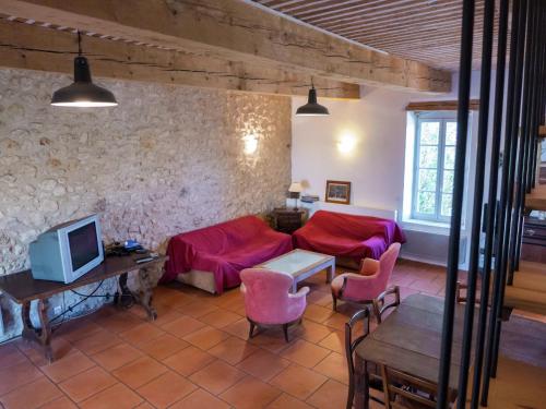 TV a/nebo společenská místnost v ubytování Holiday Home in Béziers with Pool and Vineyard
