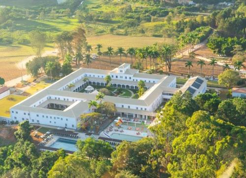 une vue aérienne d'un grand bâtiment blanc dans l'établissement Vila Galé Collection Ouro Preto, à Ouro Preto