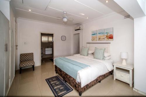 Cama o camas de una habitación en Umhlanga Self Catering Guest House