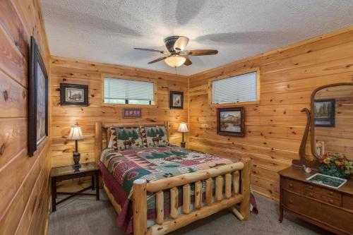 Un dormitorio con una cama en una cabaña de troncos en Birds Eye View by American Patriot Getaways, en McCookville