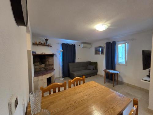 a living room with a table and a couch at Apartman u centru Komiže in Komiža