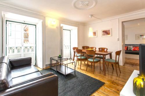 C2 Charming & Comfortable Apartment in a 18th Century Apartment in Bairro Alto! LIS Downtown
