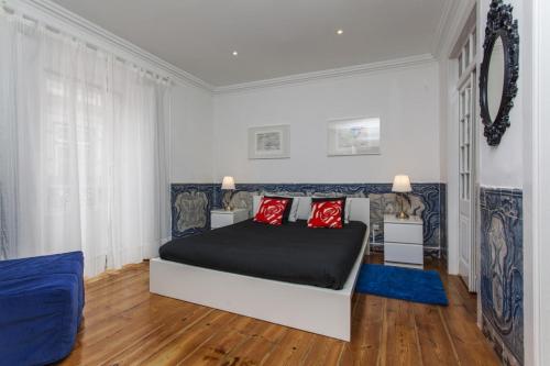 C2 Charming & Comfortable Apartment in a 18th Century Apartment in Bairro Alto! LIS Downtown