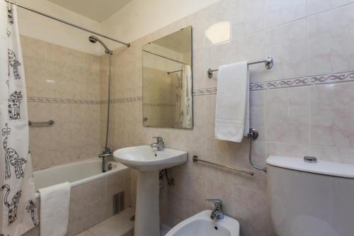C2 Charming & Comfortable Apartment in a 18th Century Apartment in Bairro Alto! LIS Downtown