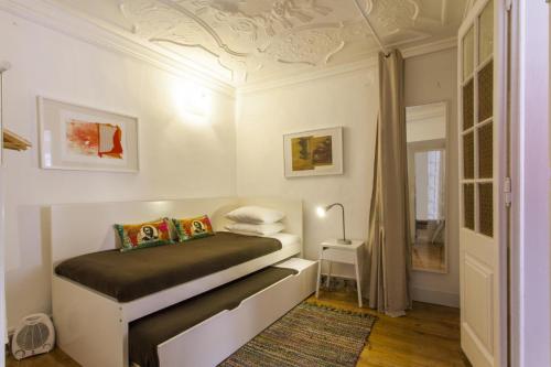 C2 Charming & Comfortable Apartment in a 18th Century Apartment in Bairro Alto! LIS Downtown