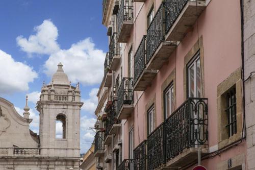 C2 Charming & Comfortable Apartment in a 18th Century Apartment in Bairro Alto! LIS Downtown