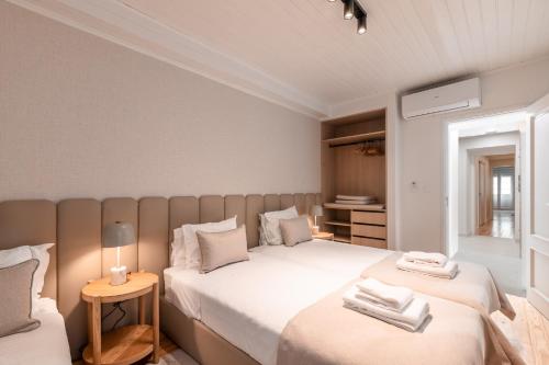 Modern with a Private Patio on BICA Funicular Street - Lisbon Downtown