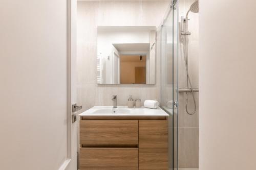 Modern with a Private Patio on BICA Funicular Street - Lisbon Downtown