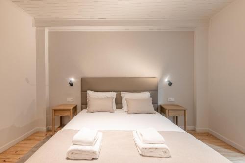 Modern with a Private Patio on BICA Funicular Street - Lisbon Downtown