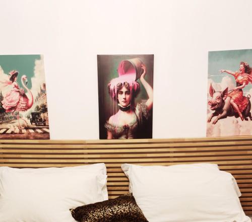 sypialnia z plakatami na ścianie i łóżkiem w obiekcie Lorenzo Sea Loft Riccione apartment w mieście Riccione