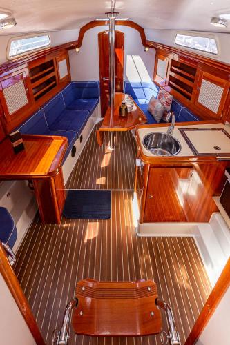 Χώρος καθιστικού στο Stunning Boat 2 BEDROOMS, WC, high ceiling