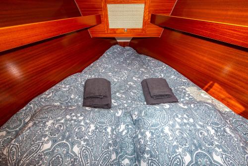 Ένα ή περισσότερα κρεβάτια σε δωμάτιο στο Stunning Boat 2 BEDROOMS, WC, high ceiling