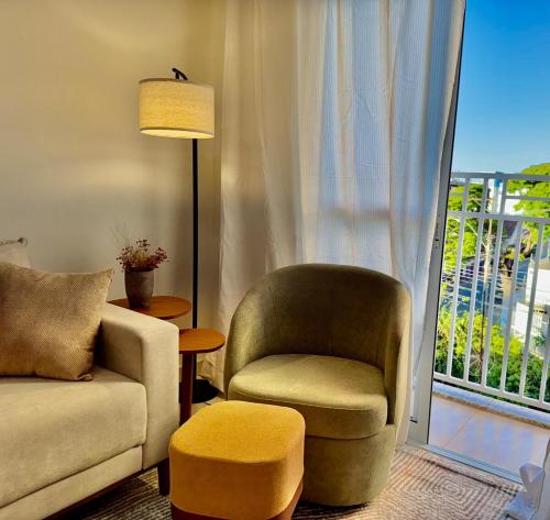 Χώρος καθιστικού στο 2 Bedroom Apartment, in front of USP