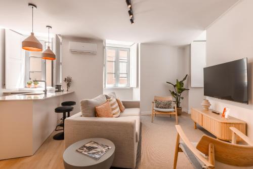 A2 Spacious & Stylish Apartment for 9 in Bica, Downtown Lisbon