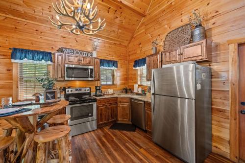 Dapur atau dapur kecil di Out on a Limb by American Patriot Getaways