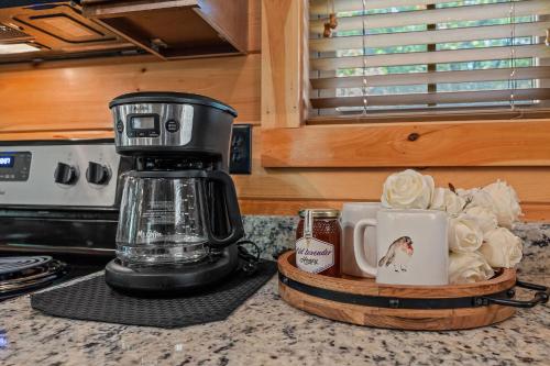 Kemudahan buat kopi dan teh di Out on a Limb by American Patriot Getaways