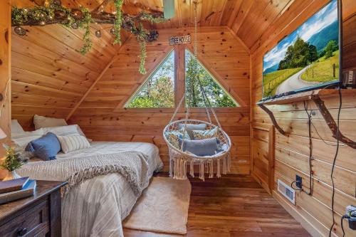 Televisyen dan/atau pusat hiburan di Out on a Limb by American Patriot Getaways