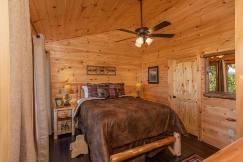 a bedroom with a bed in a log cabin at Panorama by American Patriot Getaways in Oldham