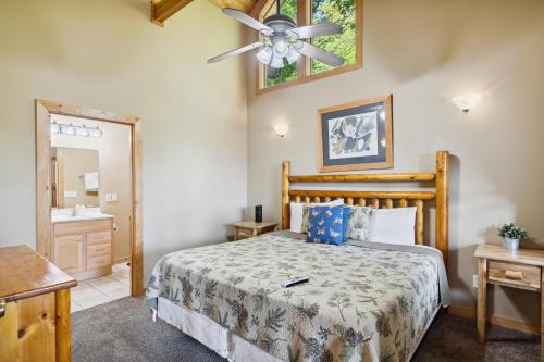 una camera da letto con un letto e un ventilatore a soffitto di Valley View Lodge by American Patriot Getaways a Hatchertown
