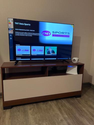 TV a/nebo společenská místnost v ubytování Comfortable departamento en Coronel