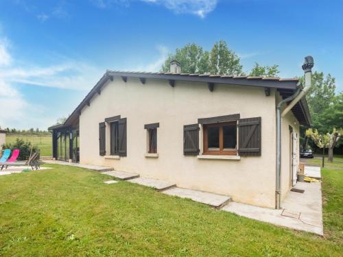 una piccola casa bianca con un cortile di Dordogne Poolside Escape a Villeneuve-sur-Lot