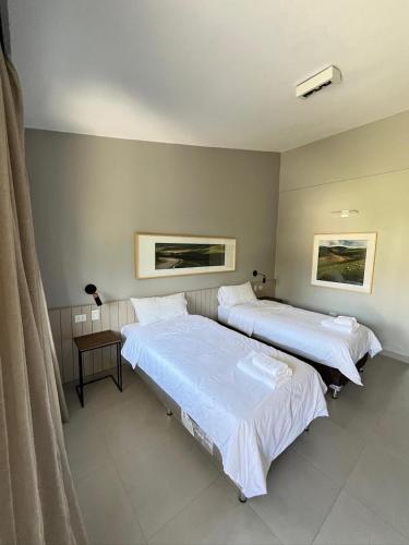a bedroom with two beds and a table at La posta in Tafí Viejo