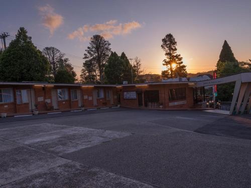 un parcheggio vuoto di fronte a un edificio di 3 Sisters Motel a Katoomba